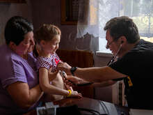 2 år efter kriget i Ukraina hjälper läkaren Olek människor genom RESCUE:s mobila hälsovårdsklinik.