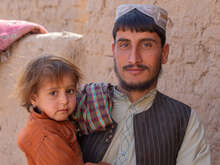 En pappa i Afghanistan med sin dotter som har fått behandling mot undernäring från RESCUE.